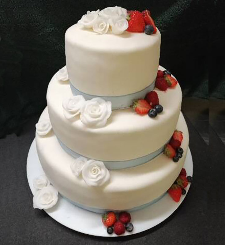 Cafe-Schwarz-Hochzeitstorte-weisser-Fondant